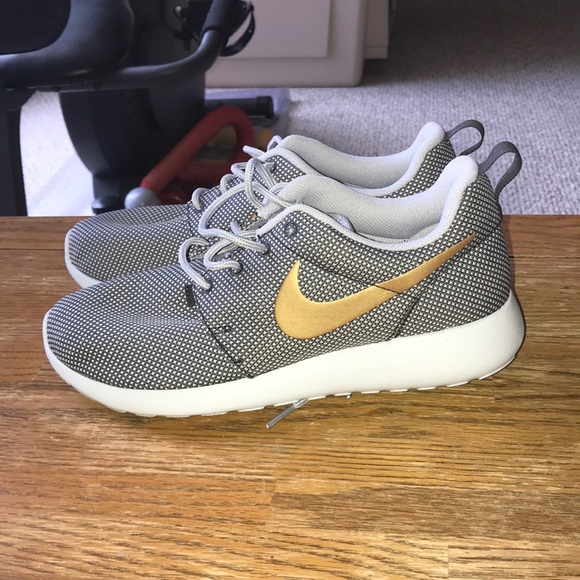 Nike Roshe One Sneakers - Picture 6 of 8